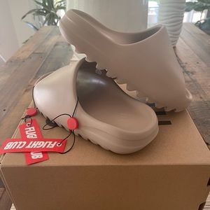 New in Box Yeezy unisex slides. (Price firm) color is Pure (most popular)